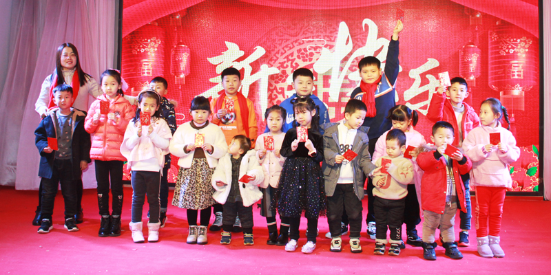 現(xiàn)場(chǎng)小朋友發(fā)紅包 現(xiàn)場(chǎng)小朋友發(fā)紅包